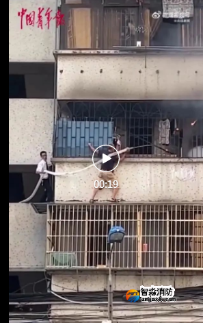飞檐走壁式救火：广州大哥扛消防水枪爬窗救火！