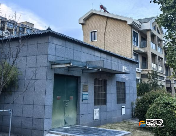 供本住宅楼使用的低压配电室、弱电机房是否设置气体灭火系统?